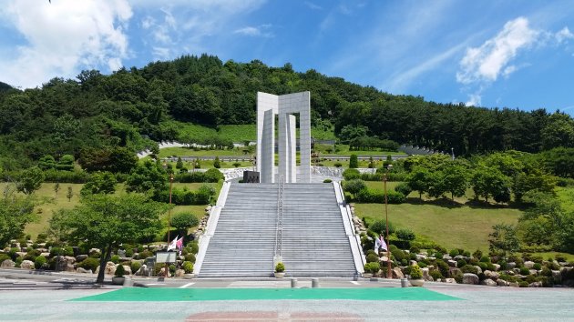 民主の門を中央にして撮影した風景