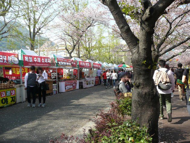 余佐川の周辺に立ち並ぶ屋台