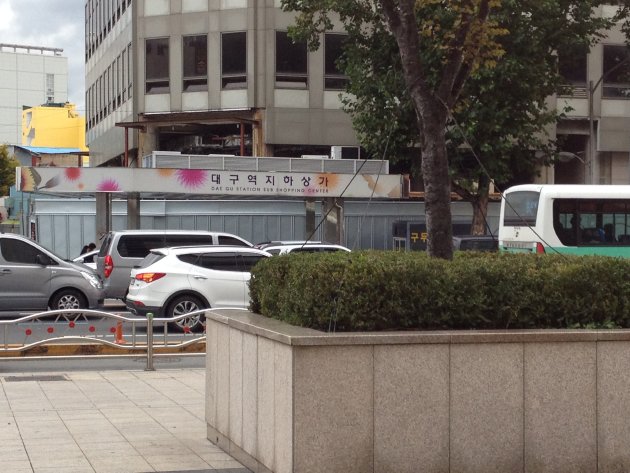 横から撮影した大邱駅地下商店街の看板