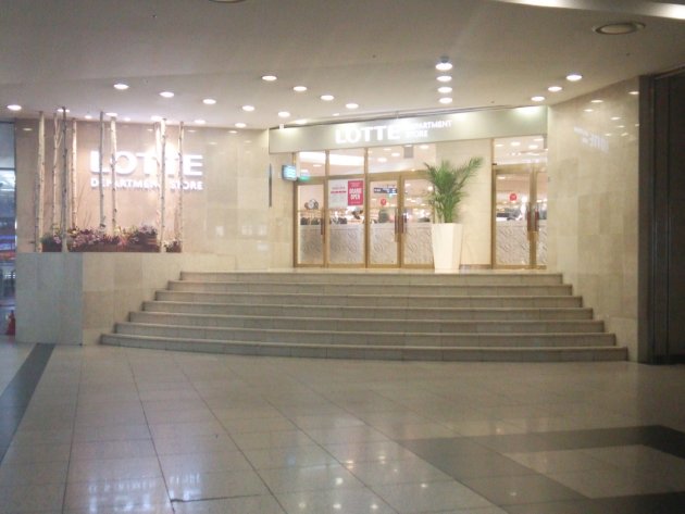 大邱駅舎内にあるロッテ百貨店 大邱店の出入口