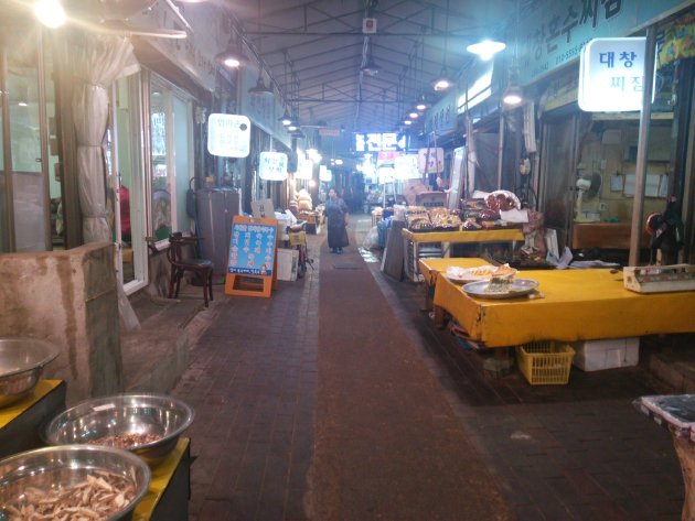 廉売市場(ヨンメ市場)内の風景
