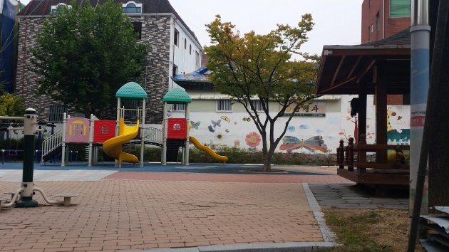 飛龍児童公園にある屋根付きのベンチ