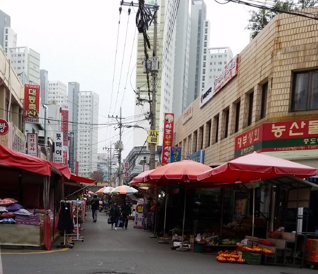 東大邱市場とその周辺の風景
