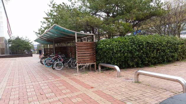 ホームプラス 金海店の自転車置き場