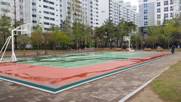 ヘバン公園にあるバスケットコートと健康マシン