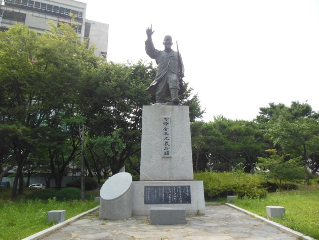 農城広場激戦地(農城公園)にある金泰元の銅像