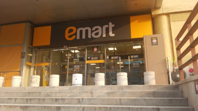 Eマート尚武店の出入口