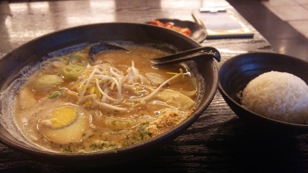 麺武士 光州U・SQUARE店のラーメンとご飯