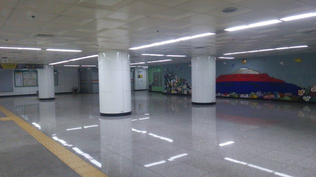 錦南路5街駅構内