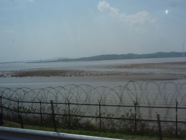 自由路からの風景(有刺鉄線をアップ)