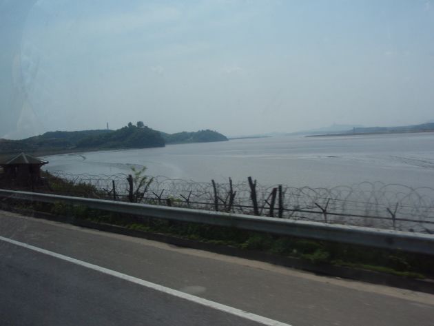 自由路からの風景(川沿いに設置されている有刺鉄線)