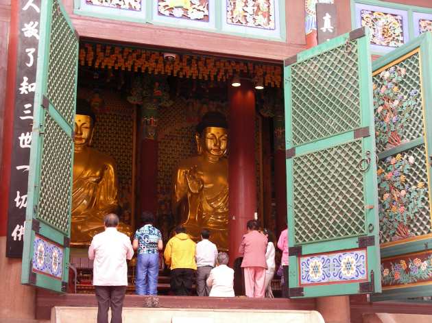 大雄殿でお祈りする人々