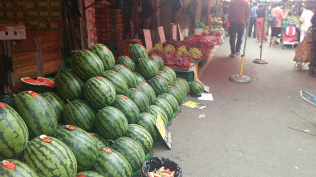 清涼里青果物市場で売られているスイカ