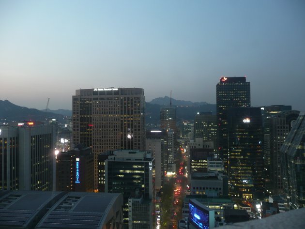 灯りが点き始めた高層ビル群
