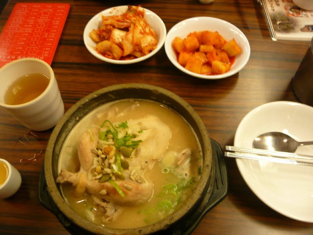 真上から撮影した参鶏湯(サムゲタン)