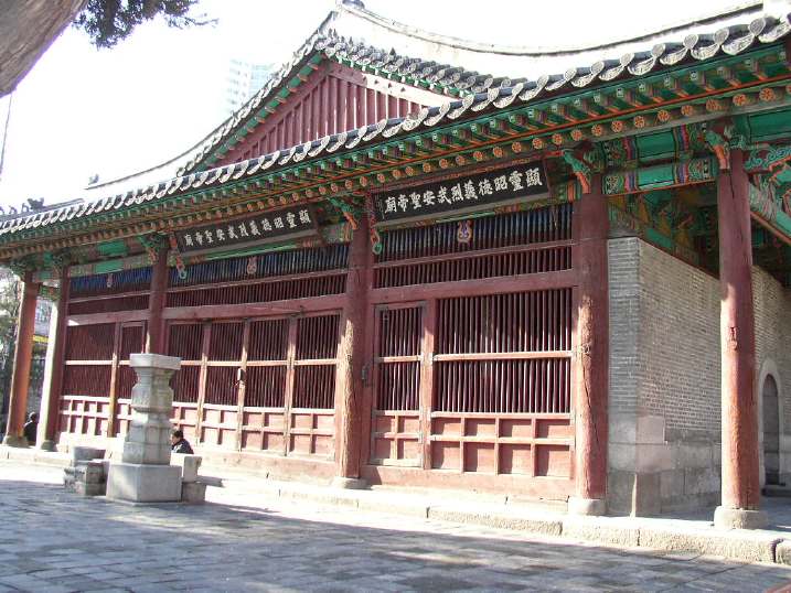 東廟(トンミョ)の建物に書かれている文字