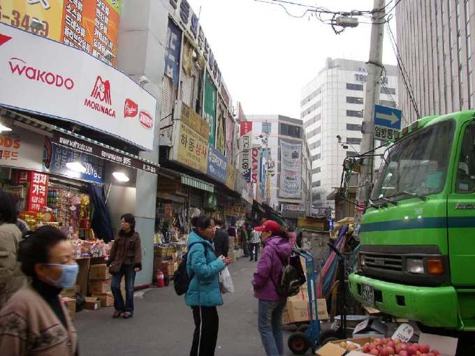 南大門市場でみる日本企業のロゴ