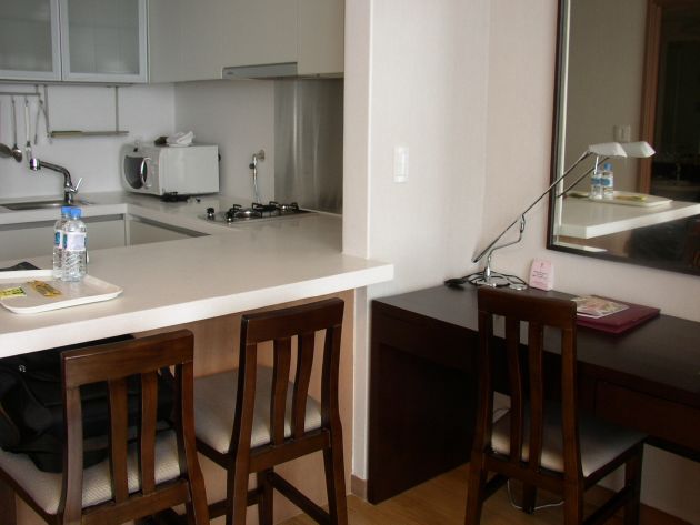 バビエン2（バビエンスイーツ＝VABIEN SUITES）・部屋（机とテーブル）