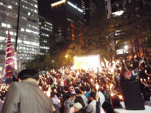 清渓広場での牛肉輸入反対デモ(ロウソク集会)の様子