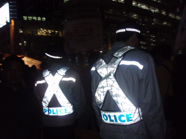 牛肉輸入反対デモ(ロウソク集会)で警備する警察官