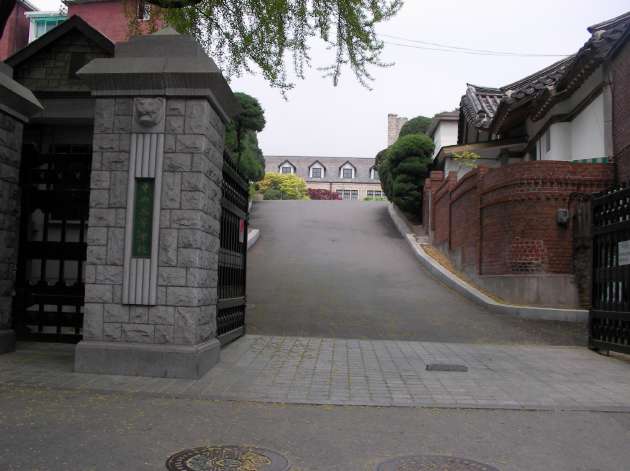 中央高等学校の正面