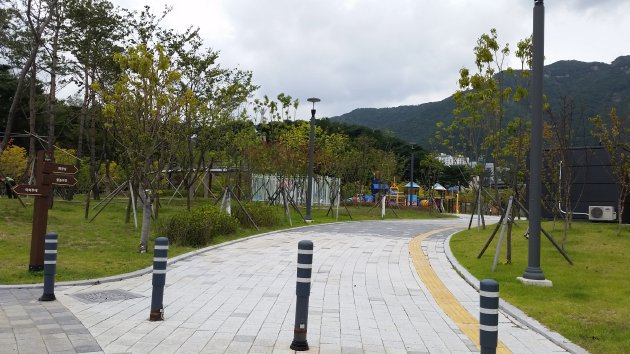 デザイン公園内にある滑り台