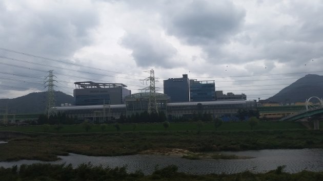 対岸から見た梁山駅