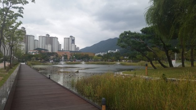 梁山ウォーターパーク内にある湖と散策路