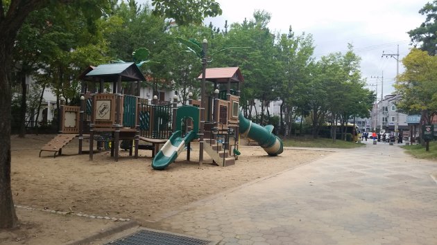 中部5児童公園(中央児童公園)にある滑り台