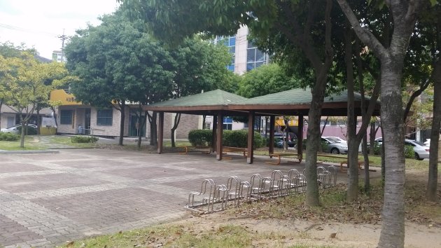 中部5児童公園（中央児童公園）にある屋根付きのベンチ