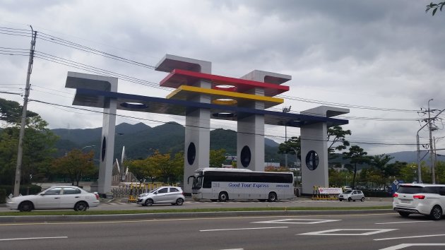 梁山総合運動場の門