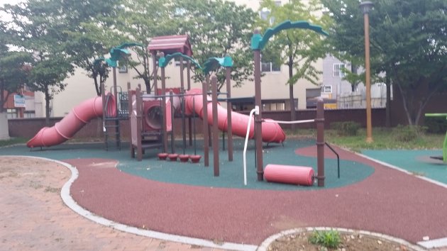 中部2児童公園(西一洞公園)にある滑り台