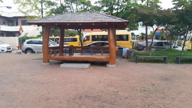 中部2児童公園(西一洞公園)にある屋根付きのベンチ