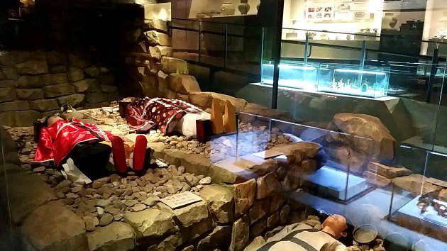 梁山夫婦塚の模型