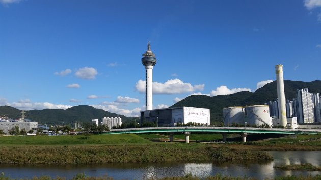 南梁山駅側から見た梁山タワー