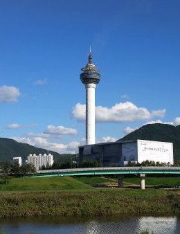 南梁山駅側から見た梁山タワー