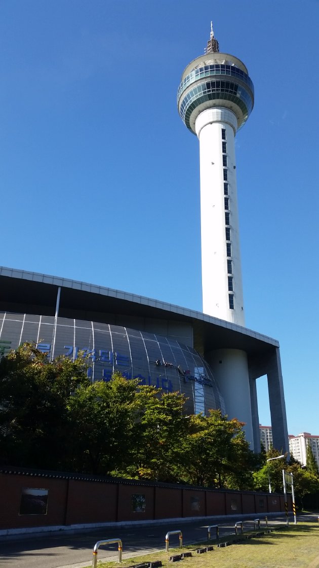 横から撮影した梁山タワー