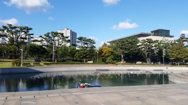 音楽噴水ショーが始まる前の噴水