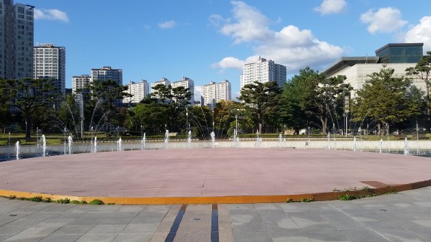 音楽噴水ショー中の風景