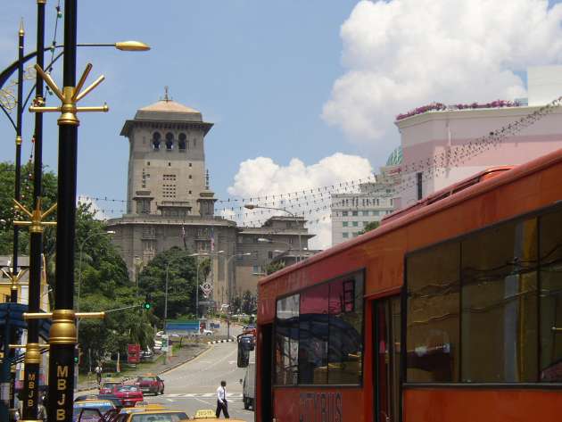 ラジャ・マリアマン・デバスザナン寺院辺りから見たスルタン・イブラヒム・ビルディング(Sultan Ibrahim Building)
