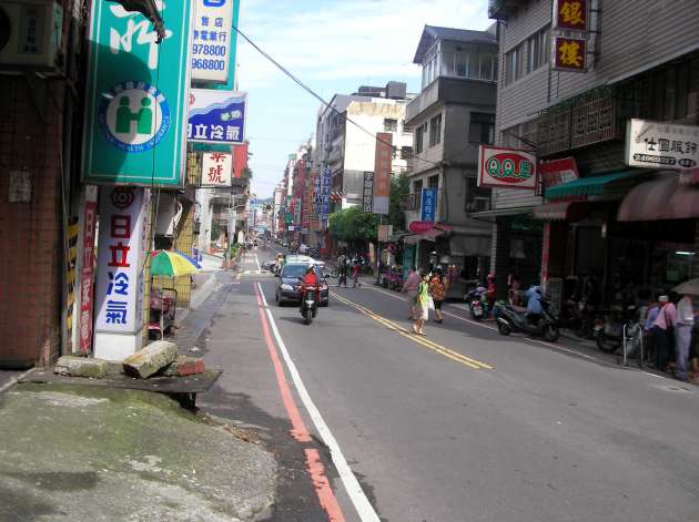 明燈路三段周辺（まっすぐ行くと瑞芳駅が右側に見える）