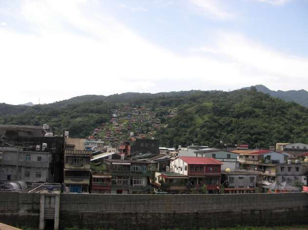 交差点の歩道橋から見える三爪子坑路方面の風景