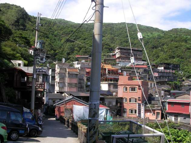 基山街の商店街を抜けた地点の風景