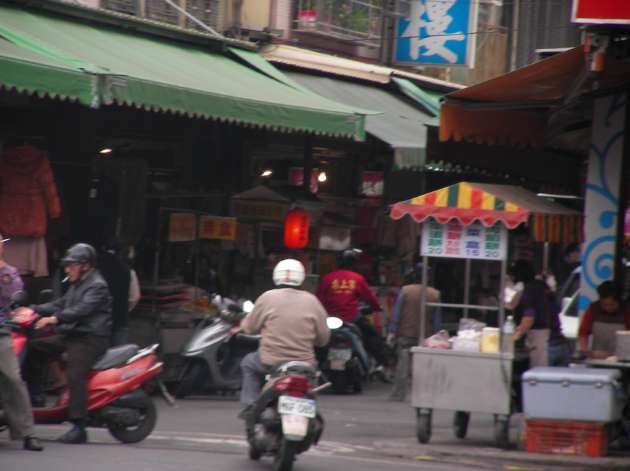 バイクが進入してくる三民市場