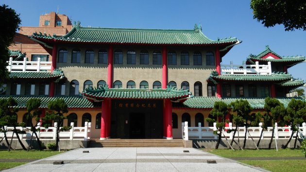 敷地内にある慈恩図書館