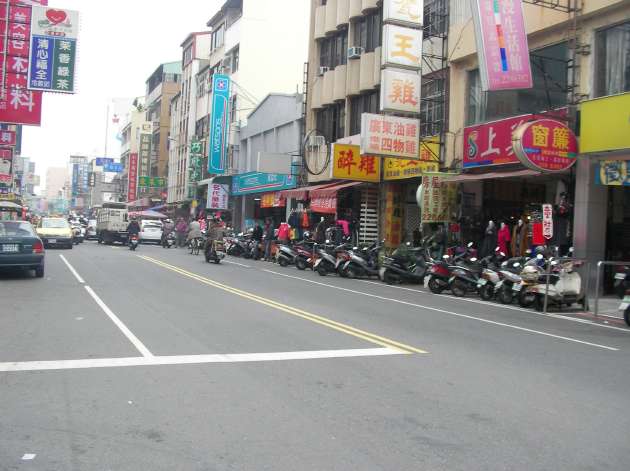 青年路・武德街との交差点周辺の風景