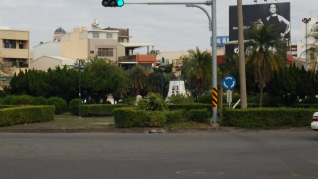 東門圓環の中心部にある石碑など