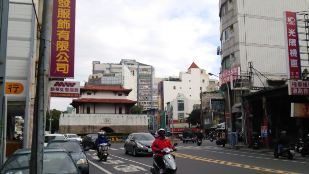少し遠目から撮影した大東門(東安門、迎春門)