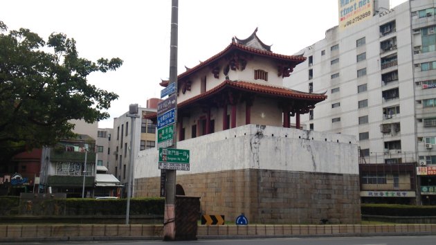 東側から撮影した大東門(東安門、迎春門)