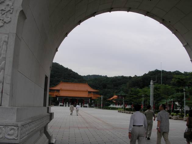 正門から見る中の風景